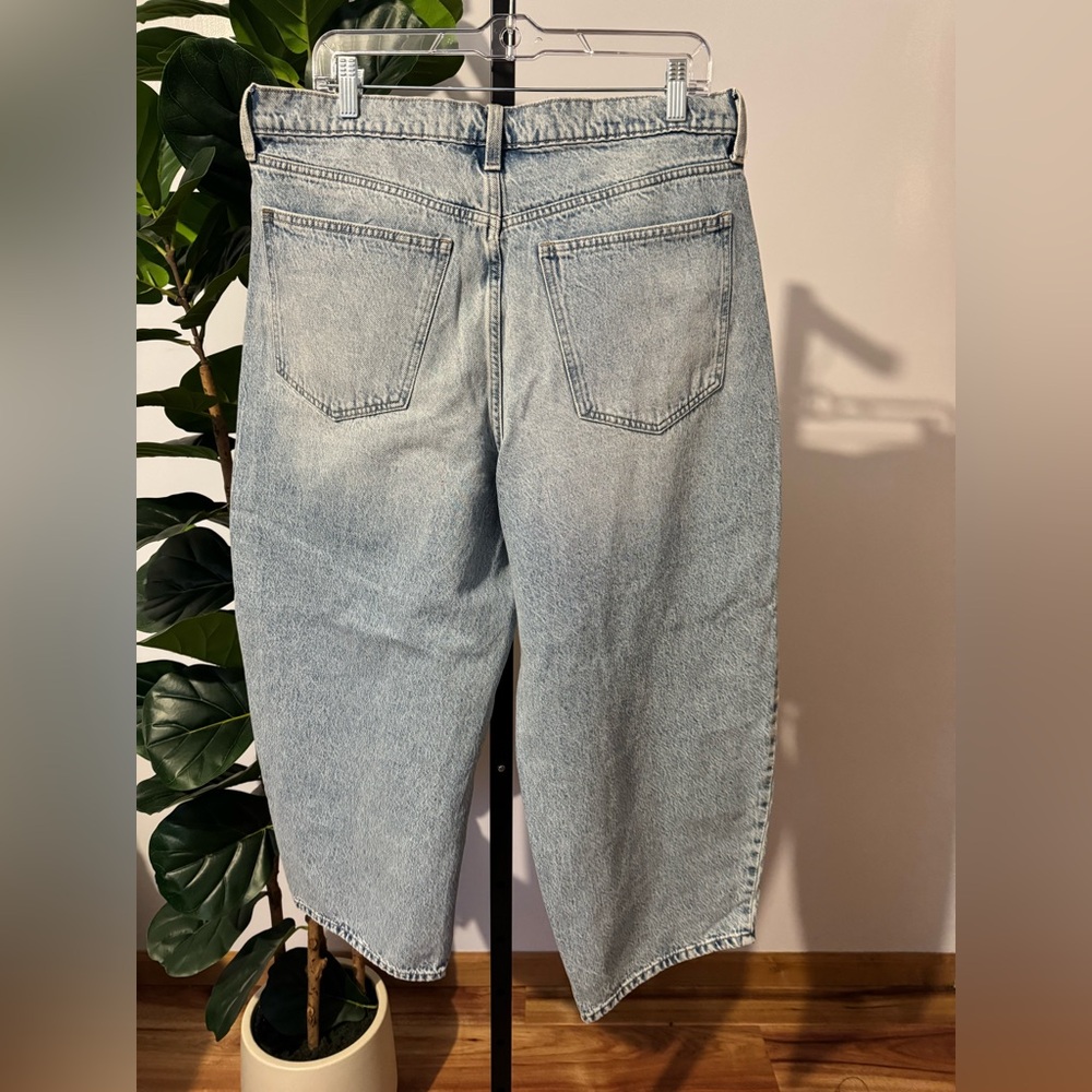Universal Thread Women's Light Blue Barrel Leg Jeans 14S - Picture 2 of 3